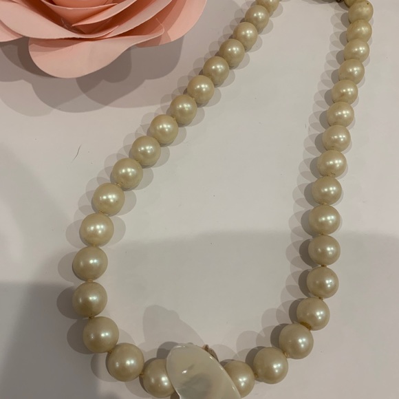 Vintage Faux pearl necklace. - Picture 4 of 9